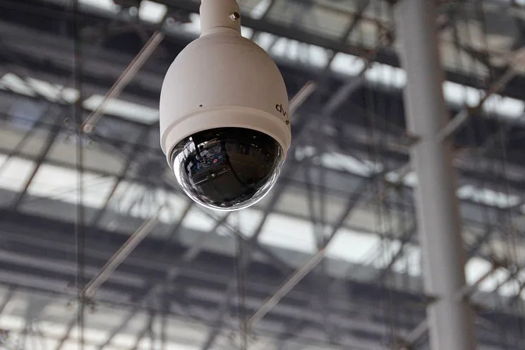 A traditional dome-style video-camera people counter, the alternative Dor replaces